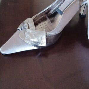 NWOT J Renee slingbacks taupe